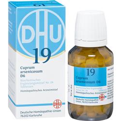 Eine Packung und Flasche mit Tabletten des homöopathischen Mittels "Cuprum arsenicosum D6".